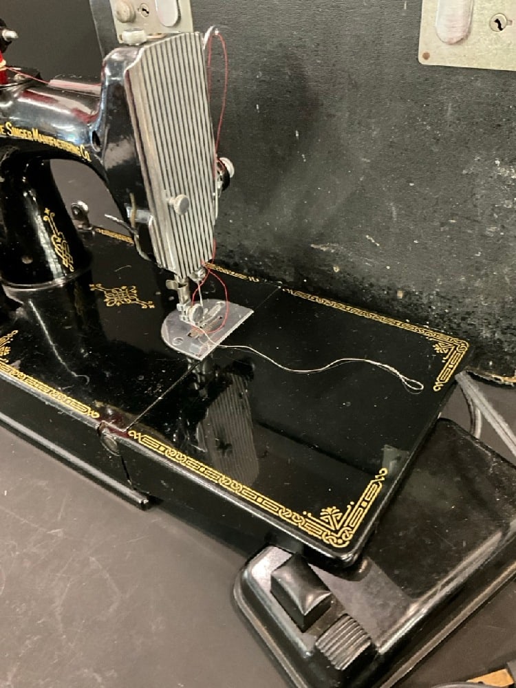 Singer Featherweight Sewing Machine - 4