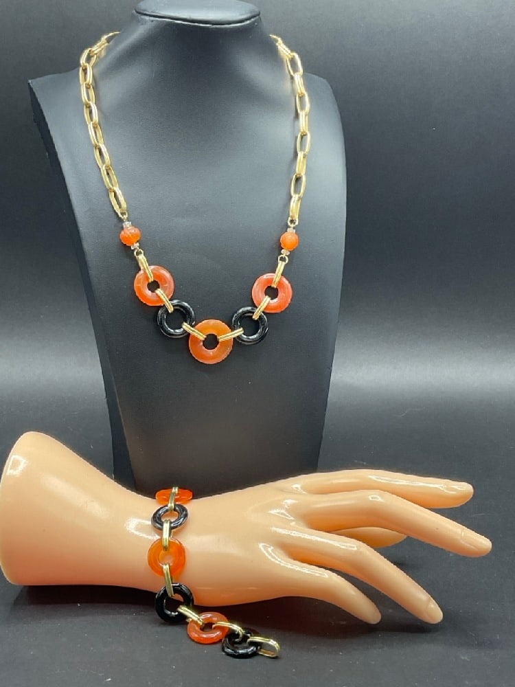 14K Yellow Gold Carnelian and Onyx Necklace and Bracelet: 14K Yellow Gold Carnelian and Onyx Necklace and Bracelet.Total weight: 68.74 grams.Dimensions: 7” bracelet and 16" necklace lengths. Graduated circular formed stones with 1" being largest.