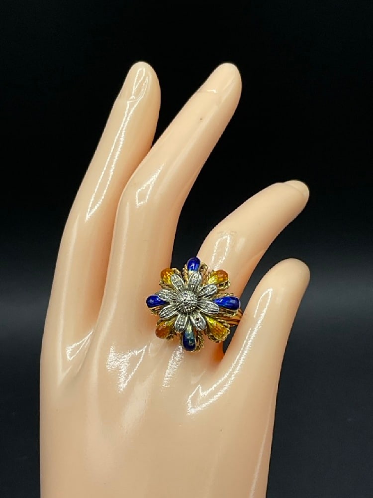 18K Yellow Gold Enameled Floriform Ring with Diamonds: 18K Yellow Gold Enameled Floriform Ring with 13 brilliant diamond points. One diamond is missing from setting. Total weight: 11.38 grams. Size 8.