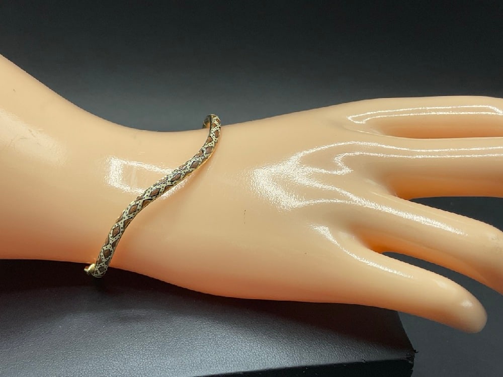 14K Yellow Gold Hinged Enamel Painted Bracelet with Lobster Claw Clasp: 14K Yellow Gold Hinged Enamel Painted Bracelet with Lobster Claw Clasp. Marked SLC.Total weight: 4.39 grams.