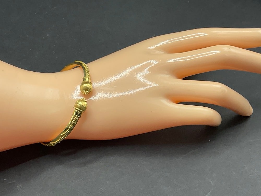 18K Yellow Gold Fratelli Chini Hinged Gold Bangle Bracelet (1 of 5)