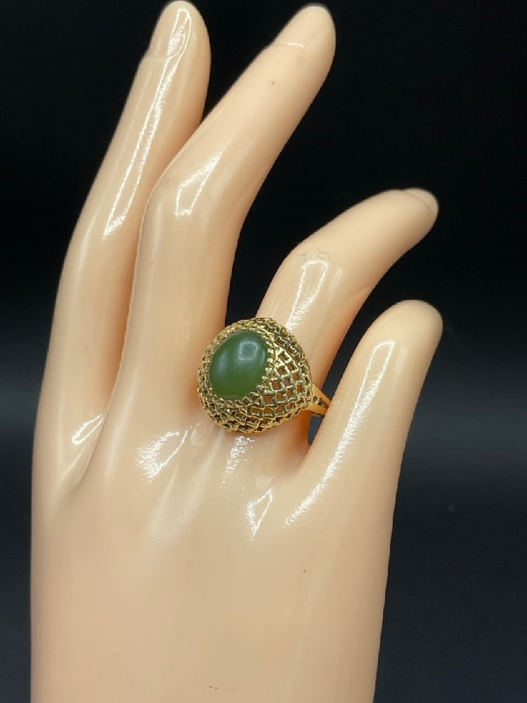 14K Yellow Gold Cabochon Jade Lattice Setting Ring: 14K Yellow Gold Cabochon Jade Lattice Setting Ring .Size 7. Total weight: 5.75 grams.