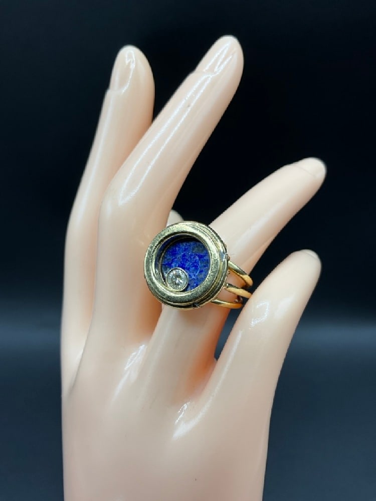 18K Yellow Gold Diamond and Lapis Spinner Ring: 18K Yellow Gold Diamond and Lapis Spinner Ring. Size 7. Total weight: 15.8 grams. .25 carat diamond weight. Stone Dimensions:.2 mm x 2 mm. .