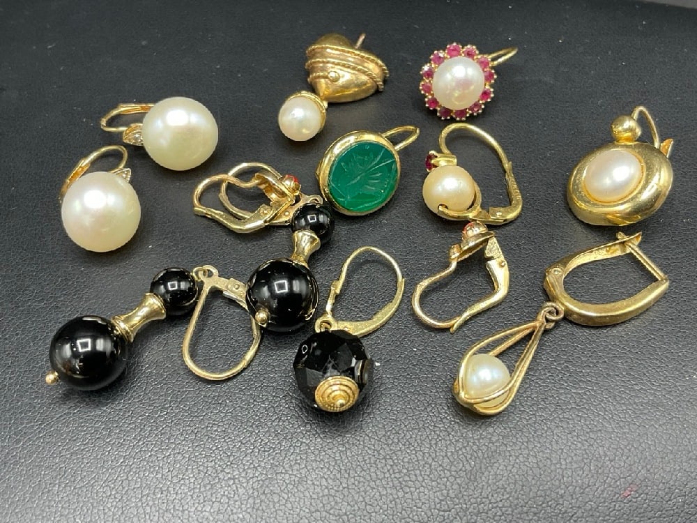 Estate Compiled 14K Gold Earrings and Pendant: Estate Compiled 14K Gold Earrings and Pendant. Pearls, Jade, Onyx etc. Some singles and damage noted. Please see photograph preview. Total weight: 21.85 grams