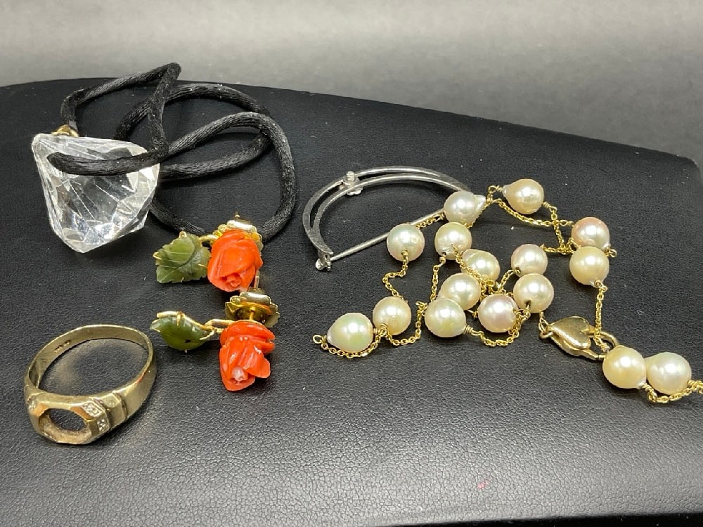 Estate Compiled 10K-14K Jewelry Group: Estate Compiiled 14K Gold Grouping. Broken pearl necklace, carved jade earrings, 10K yellow gold ring with no stone, crystal necklace with 14K white gold clasp and white gold pin section. As seen in p