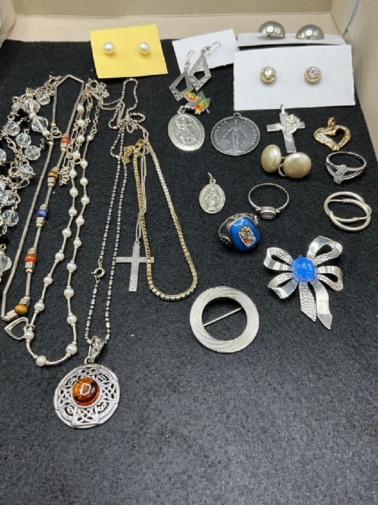 Costume Jewelry Lot with Religious: Compiled Costume Jewelry Lot with Religious Total Weight 21 grams