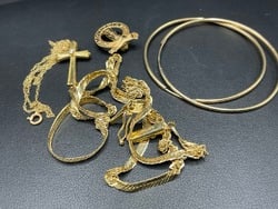 14K Yellow Gold Compiled Scrap or Use Jewelry: 14K Yellow Gold Compiled Scrap or Use Jewelry. Some damaged. Please see photograph preview.Total weight: 6.8 grams.