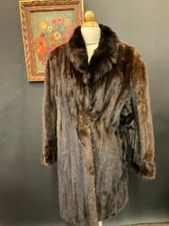 Women's 3/4 Mink Fur Coat Sz. Medium: Women's 3/4 Mink Fur Coat Sz. Medium.. No damage noted.