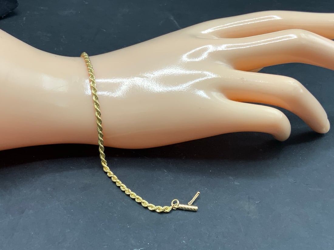 10K Yellow Gold Rope Chain Bracelet: 10K Yellow Gold Rope Chain Bracelet .Dimensions: 7 !/4"Tw 1.3 grams.