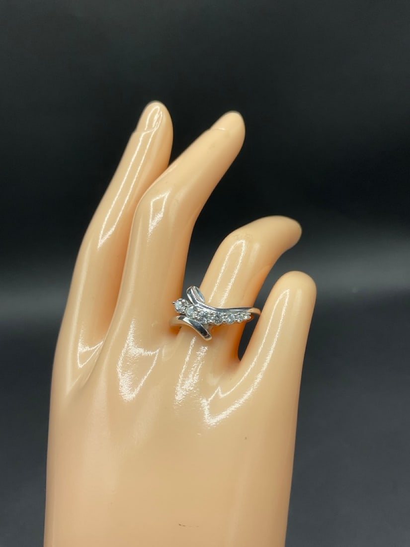 14K White Gold Diamond Ring: 14K White Gold Diamond Ring.Size 8.5 . Total weight: 4,4 grams.Approx. 1/2 Carat total weight.