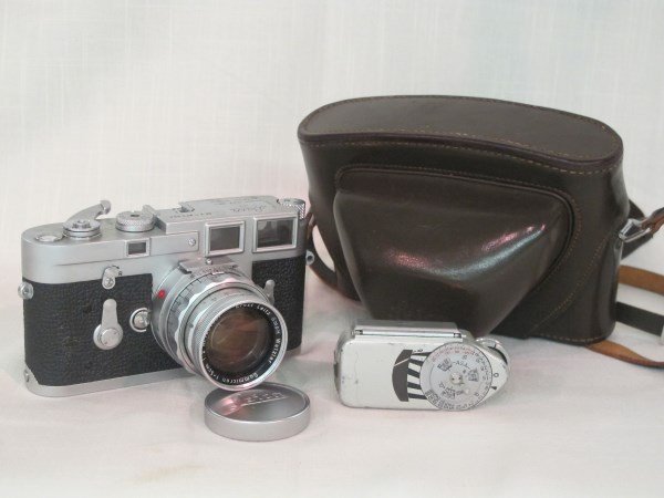 Leica SLR Camera M3-973 664: Leica SLR camera M3-973 664 Leica DBP Ernst Leitz GMBN Wetzlar Germany. Lens Summicron F+5cm 1:2 Nr. 1401007. Ernest Leitz meter and leather case.