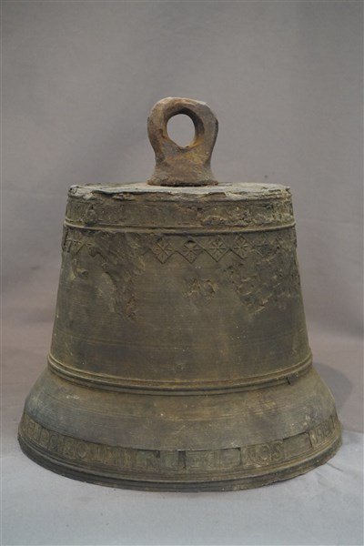 Dated 1851 Crude Bronze Bell Spanish America: A crude bronze bell circa. 1851Reads: "Soy De Dn Antonio Fernanded Del Valle Y Da BASALISA Lopez Ano De 1851"Believed to be an old church bell from San Juan, Puerto Rico.Dimensions: 12 1/2" X 11 1/2"