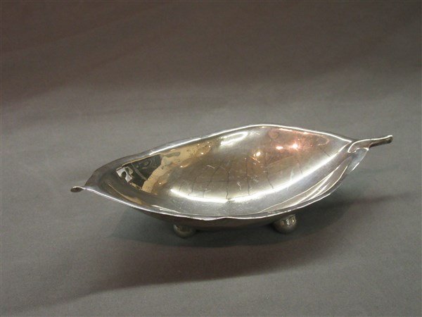 Black Starr Gorham Sciarrotti Leaf Dish Sterling Silver: A Sciarrotti Black Starr & Gorham sterling silver footed leaf dish. Dimensions: 7" X 4" t.w.: 90.4g