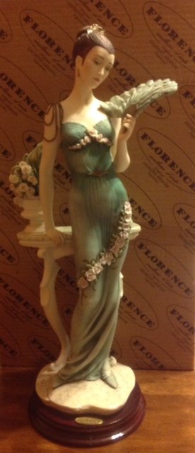 Rare Giuseppe Armani Figurine Soiree LIMITED: Pre-owned Giuseppe Armani 338C Limited Edition "Soiree" number 1259/3000. Comes with paperwork and original box.