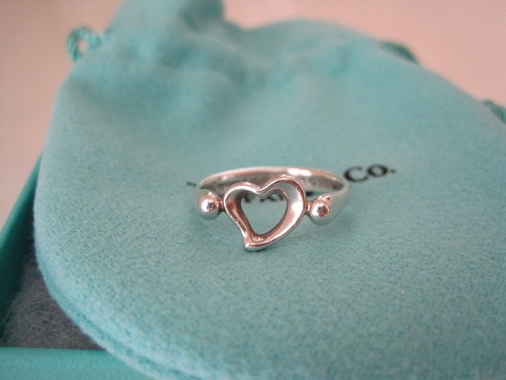 Tiffany & Co Silver Elsa Peretti Open Full Heart Ring: Pre-owned Tiffany & Co Sterling Silver Elsa Peretti Open Full Heart Ring in a size 5. Item comes with pouch and box.