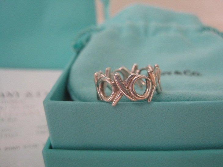 Tiffany & Co. Paloma Picasso Graffiti XO Ring Sz 5: Pre-owned Tiffany & Co Paloma Picasso Graffiti XO Ring in a size 5. Item comes with original Tiffany & Co pouch, box, receipt and shopping bag.
