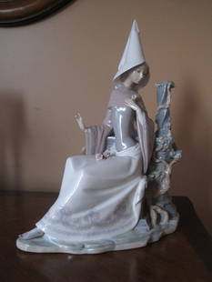 Lladro Medieval Lady: Lladro Medieval Lady Retired in 1980Item does not come with original box.