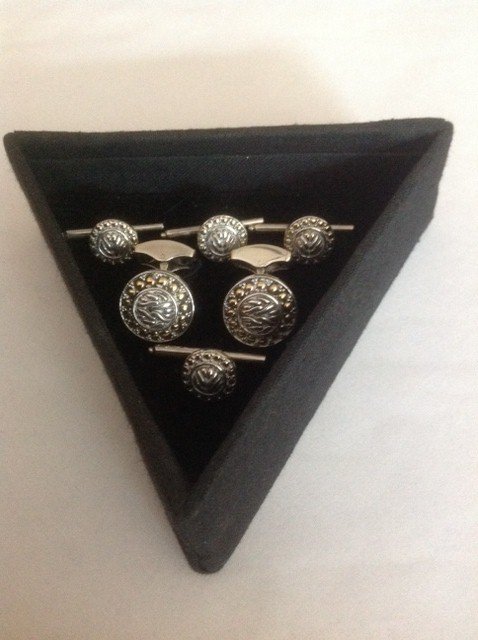 John Hardy Sterling Silver/18K Gold 6pc Tuxedo Stud Set: Pre-owned John Hardy Sterling Silver/18K Yellow Gold 6pc Tuxedo Stud Set. Item comes with box.