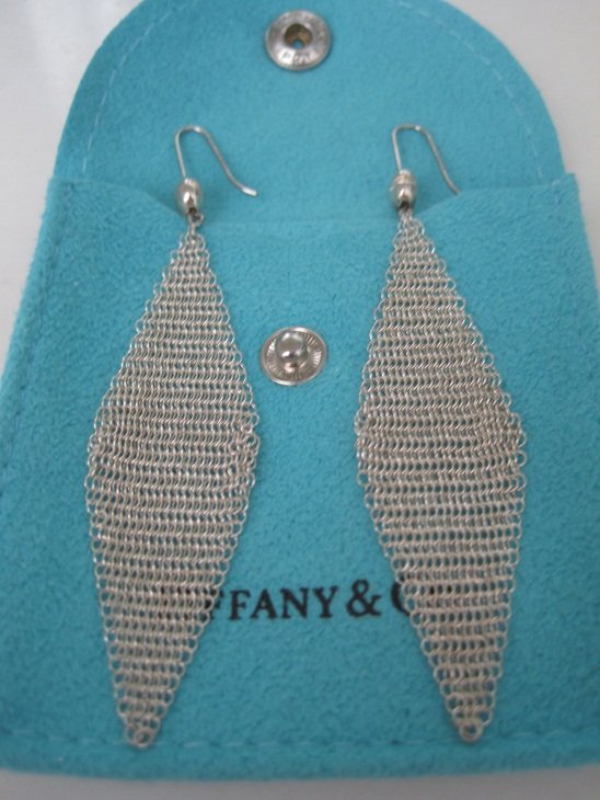 Tiffany & Co 925 Elsa Peretti 3" Mesh Earrings: Rare vintage 1981 Tiffany & co sterling silver Elsa Peretti 3" mesh earrings. Earrings come with snap pouch.