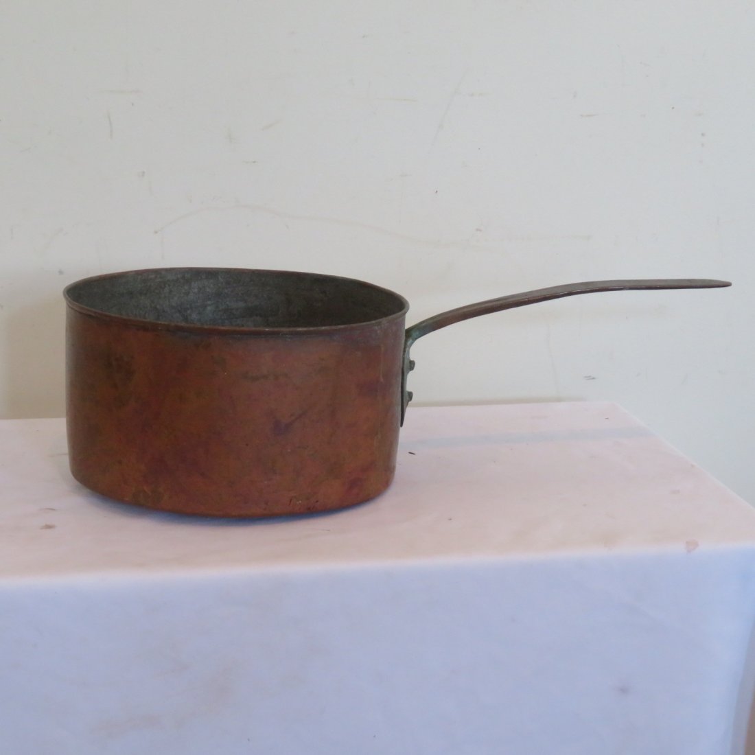 Early copper pot with copper handle: Early copper pot with copper handle, dovetail construction, tin-lined, 11 1/2" handle, 6.5" x 11.5"