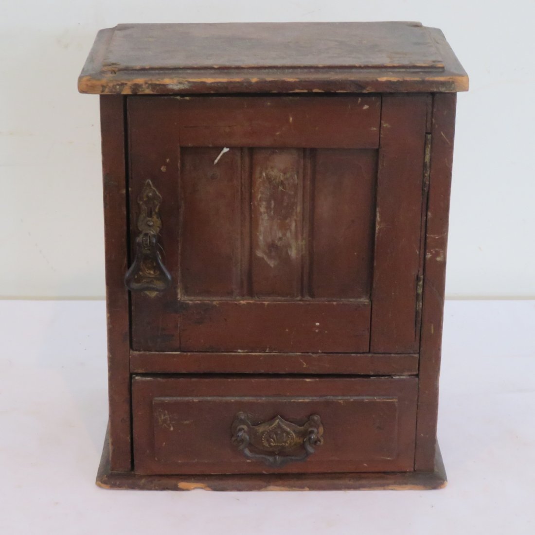 Circa 1900 child: Circa 1900 child's hat box in old natural patina, 12" x 9" x 6"