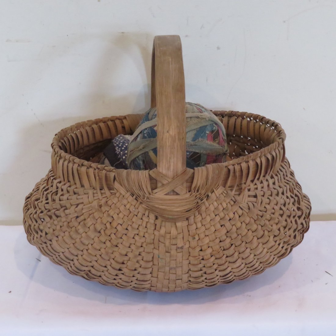 Splint buttocks basket with 6 rag rug balls (1 of 5)