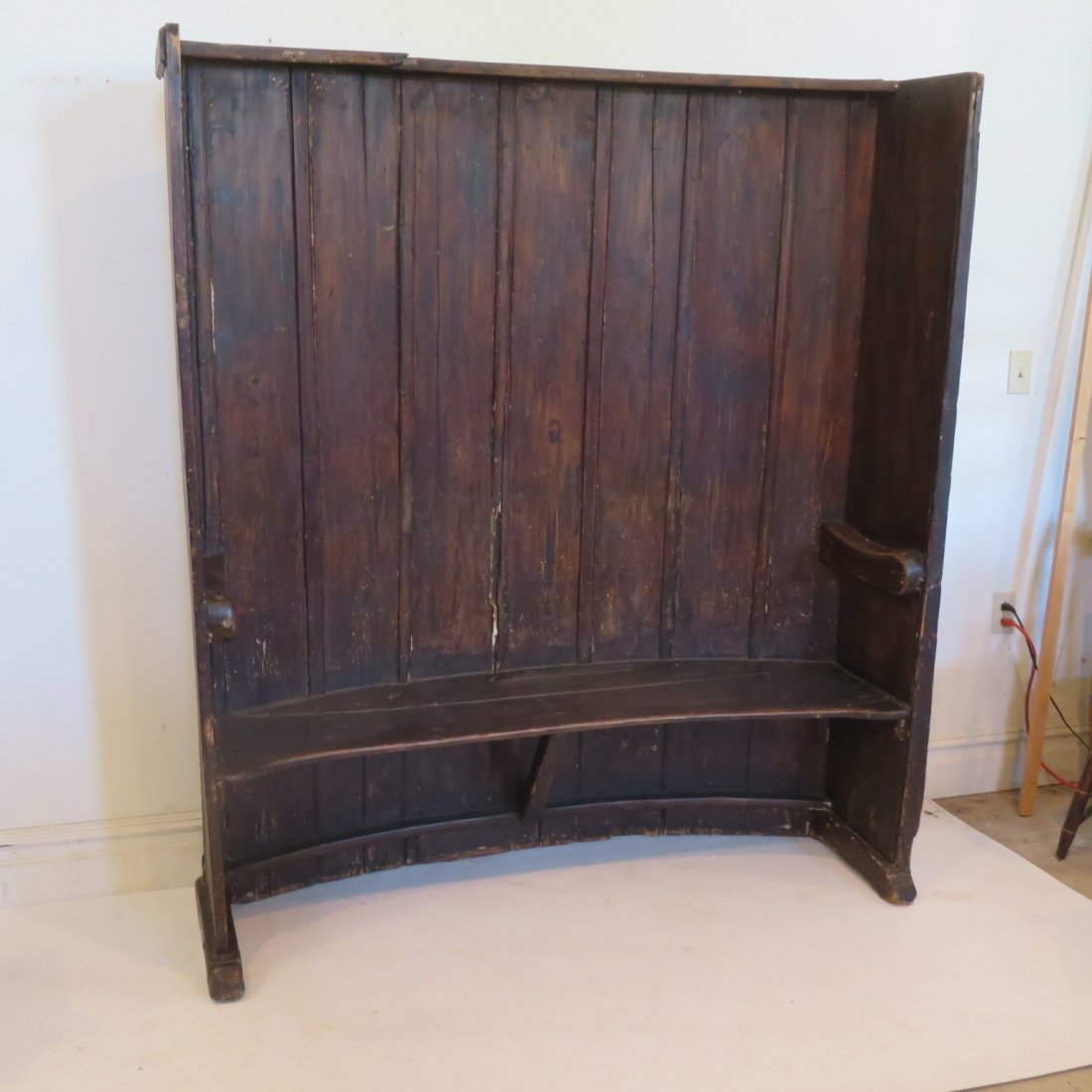 Shoe foot English fireplace settle (1 of 9)