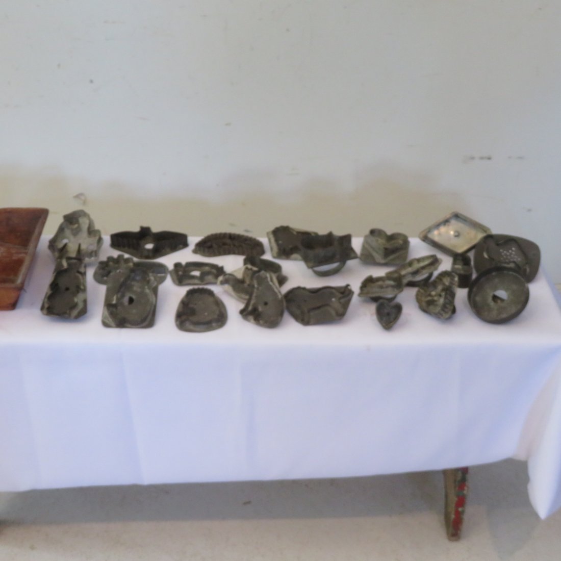 23 tin cookie cutters with utensil carrier (1 of 9)