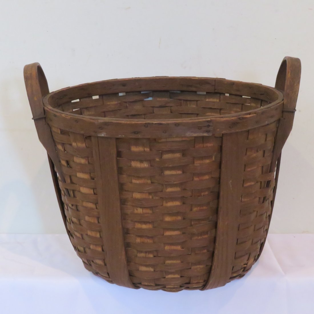 Wood splint bushel basket with reinforced wood bands (1 of 4)
