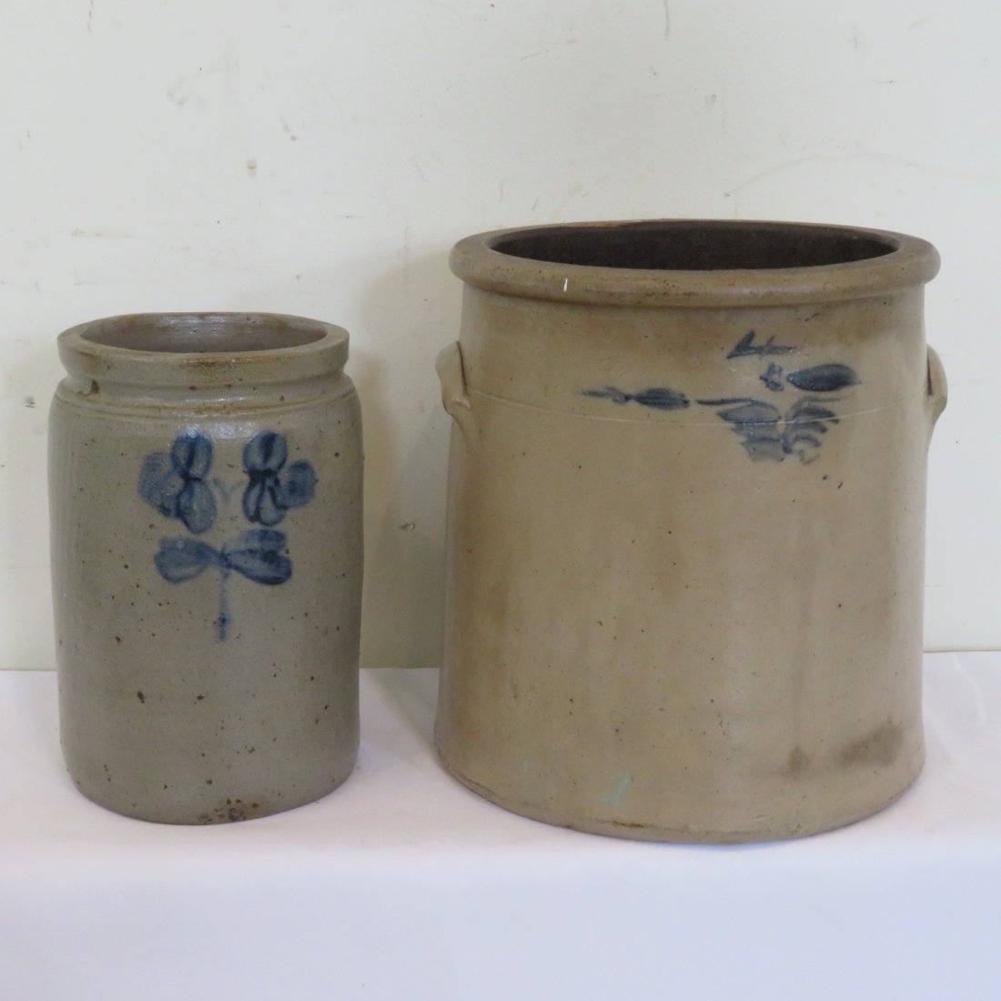 2 stoneware jars, 4 gal & 1.5 gal with blue decoration (1 of 6)