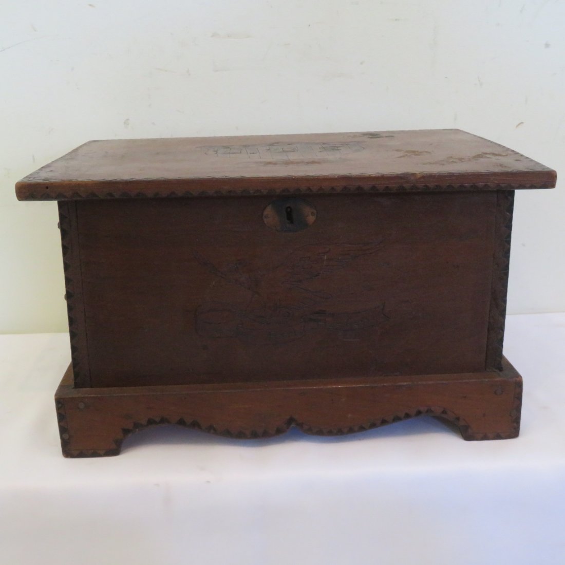 Pine patriotic miniature blanket chest (1 of 8)