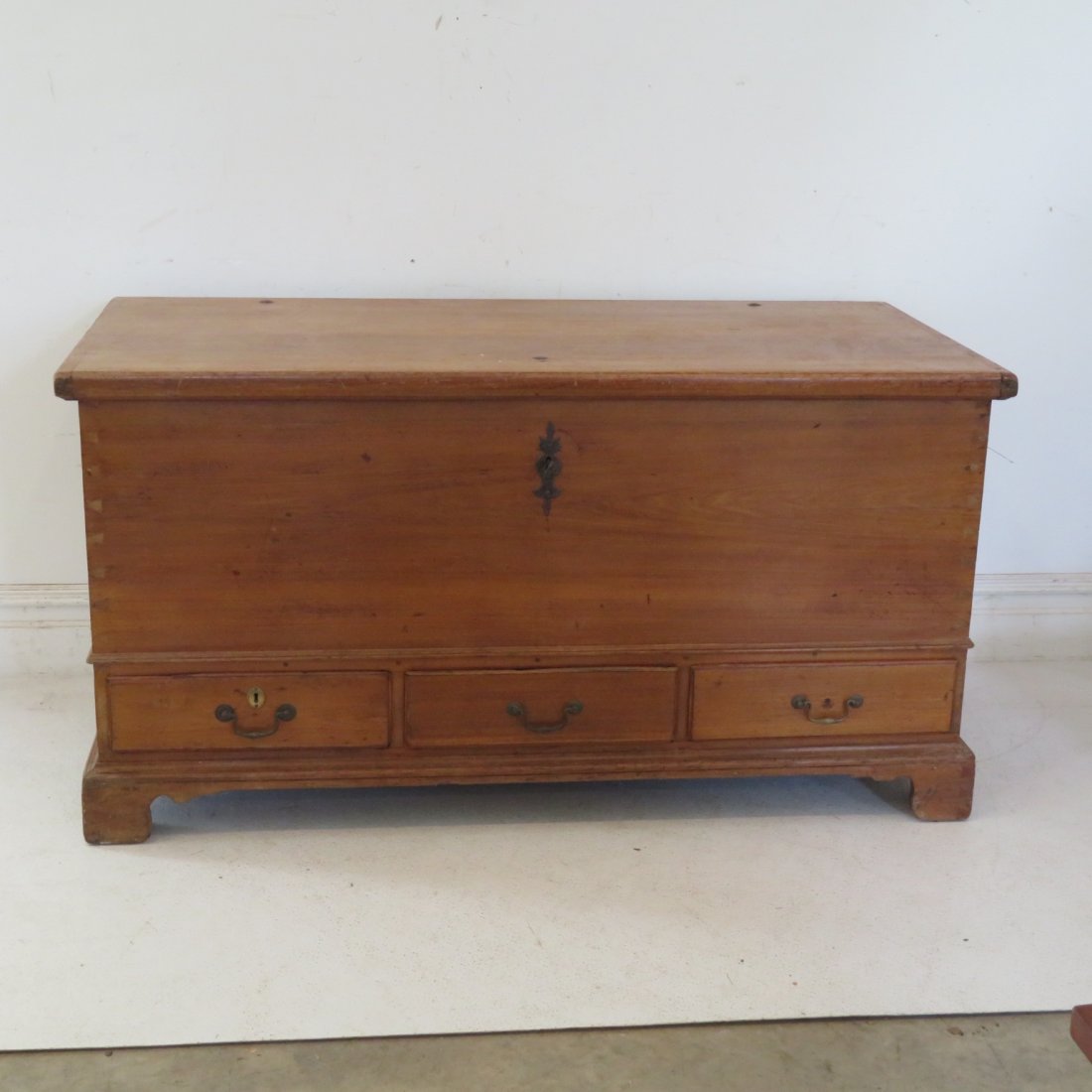 Poplar PA dovetailed dower chest (1 of 8)