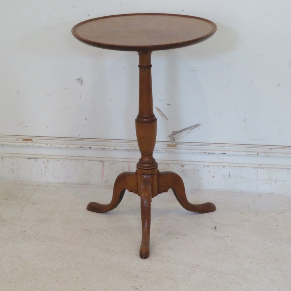 Reproduction tiger maple dish top candlestand (1 of 7)