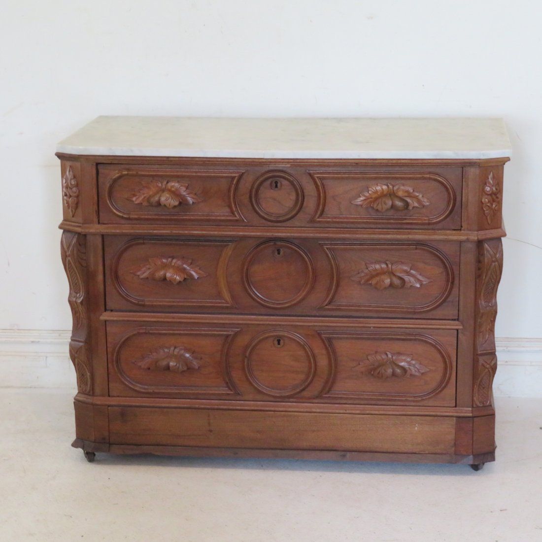 Victorian 3 drawer marble top chest of drawers (1 of 3)