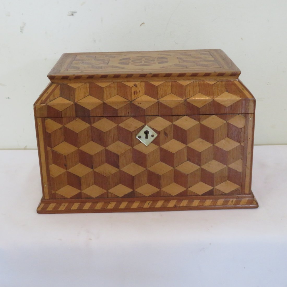 Marquetry inlaid dresser box (1 of 7)