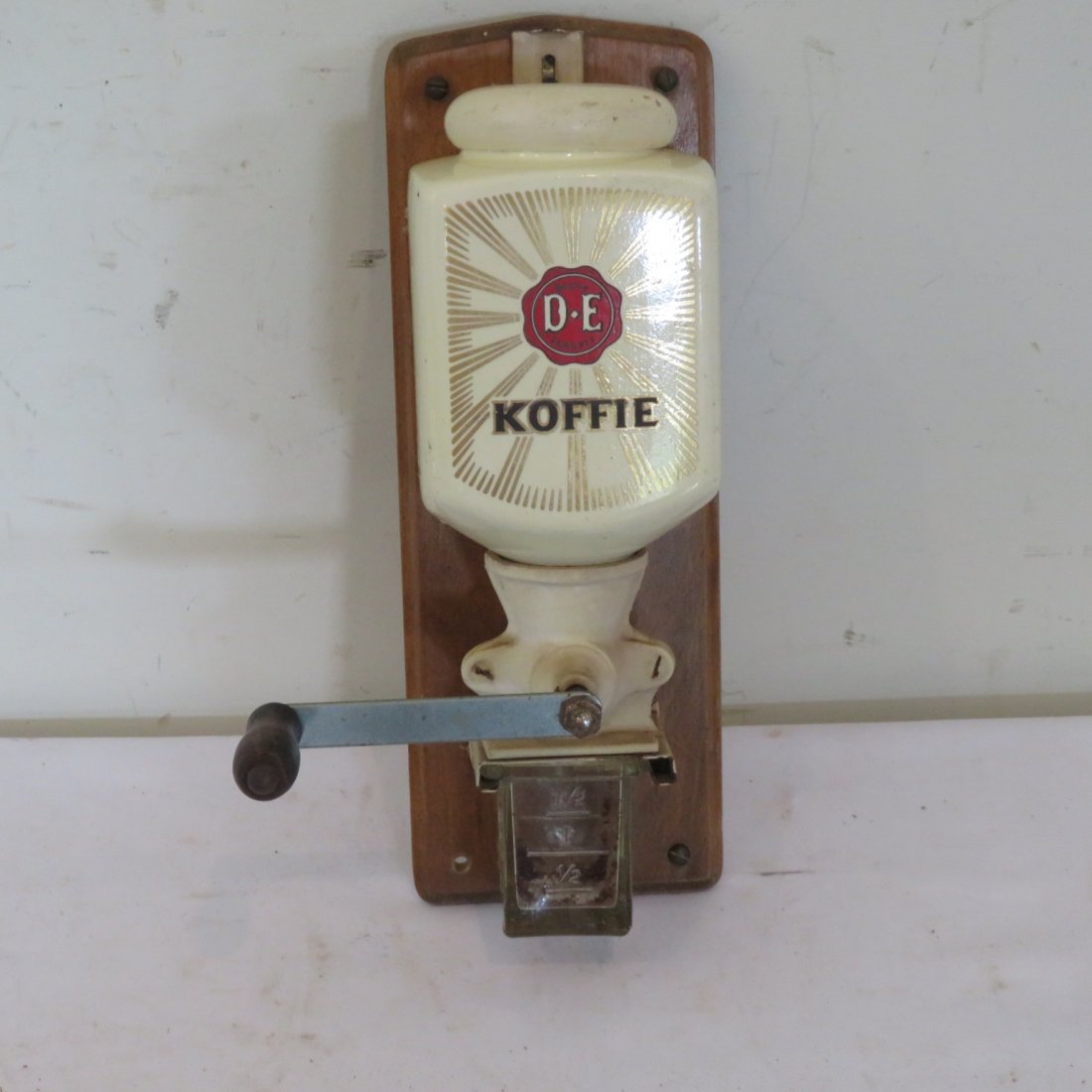 German hanging coffee grinder signed D.E. Koffie (1 of 4)