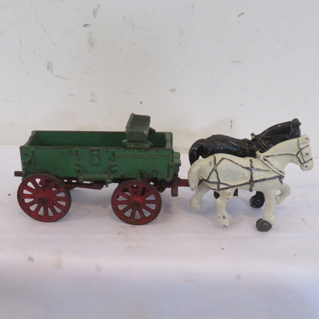 Cast iron Arcade McCormick-Deering horse drawn wagon (1 of 5)