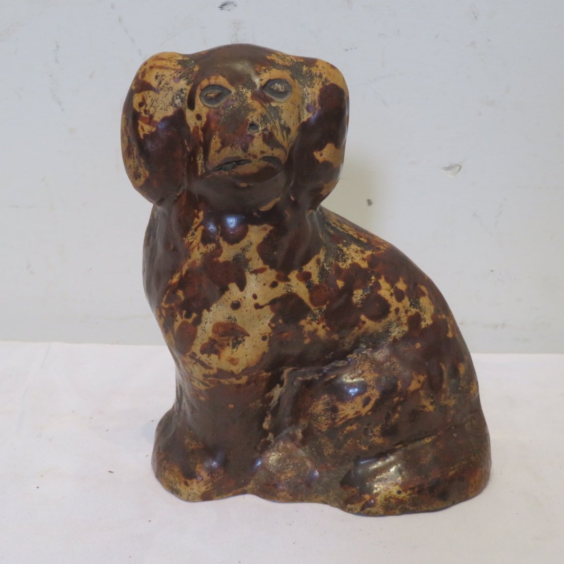 Stoneware seated spaniel (1 of 4)