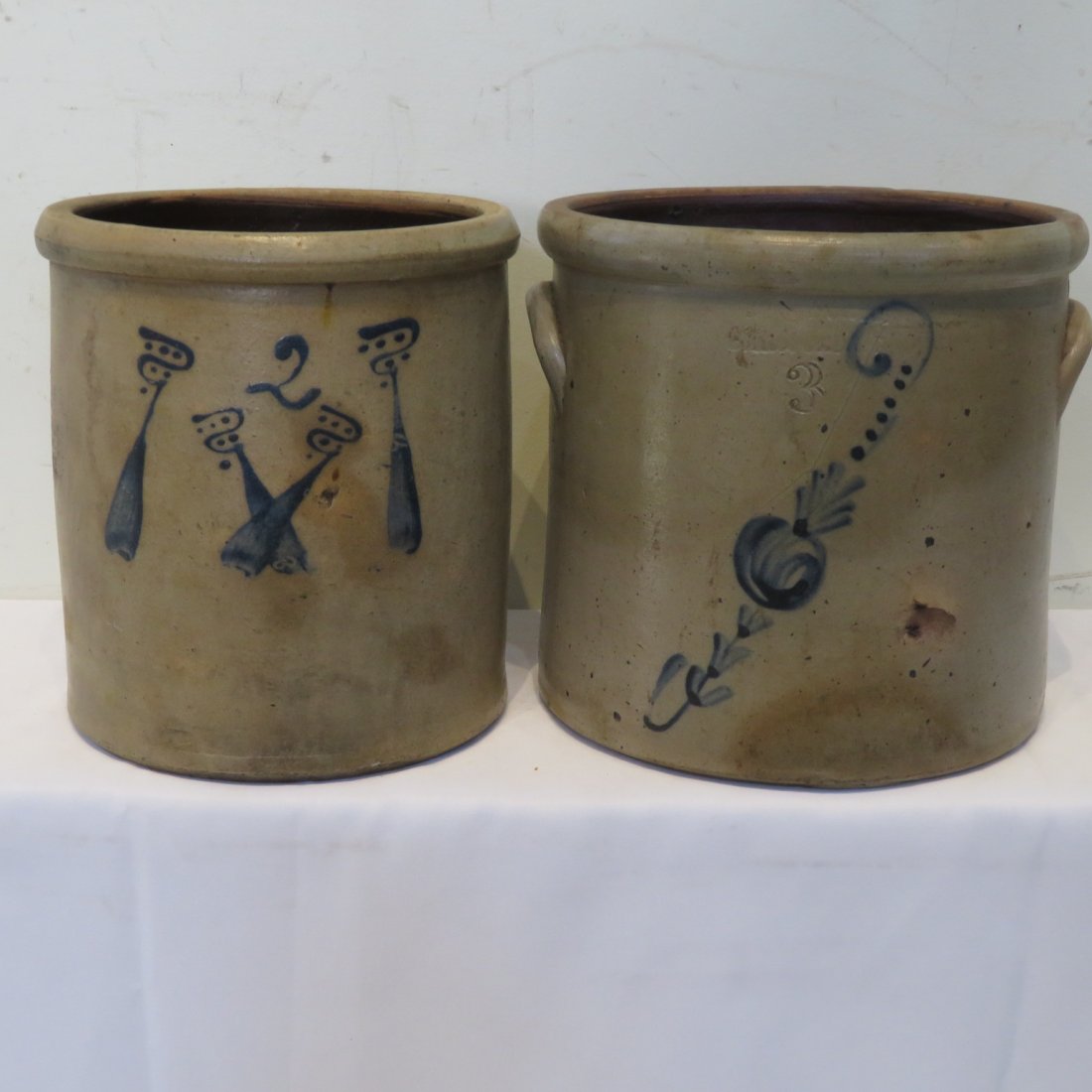 2 stoneware jars with blue decoration (1 of 8)