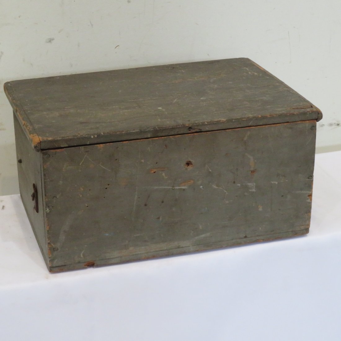 Small wooden box in old gray paint (1 of 4)