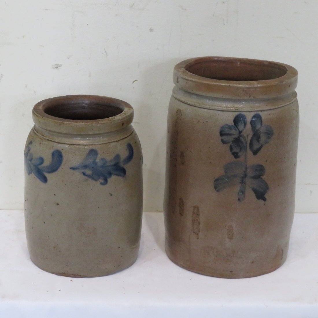 2 unmarked stoneware jars w/blue decoration (1 of 5)