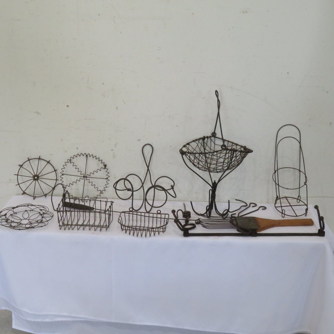 Group of 12 wire items (1 of 3)