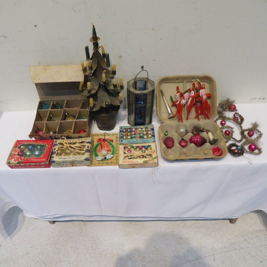 Lot of Christmas collectibles (1 of 3)