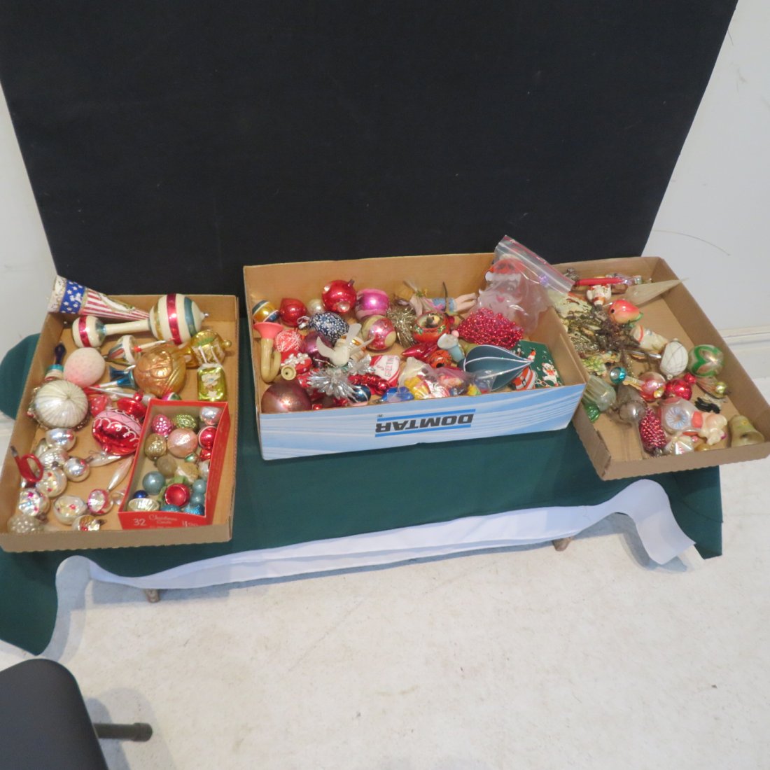 Assorted group of vintage Christmas ornaments (1 of 4)