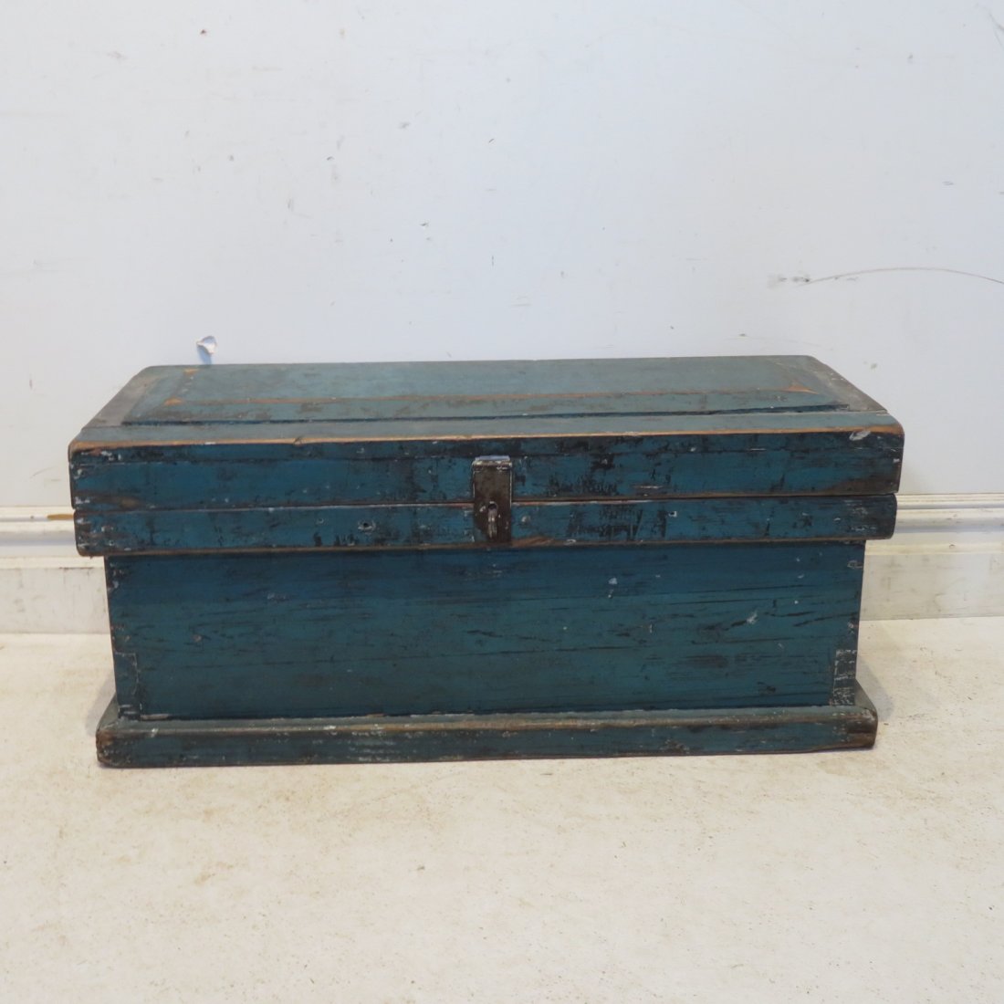 Ca 1900 pine tool box in old blue paint (1 of 6)