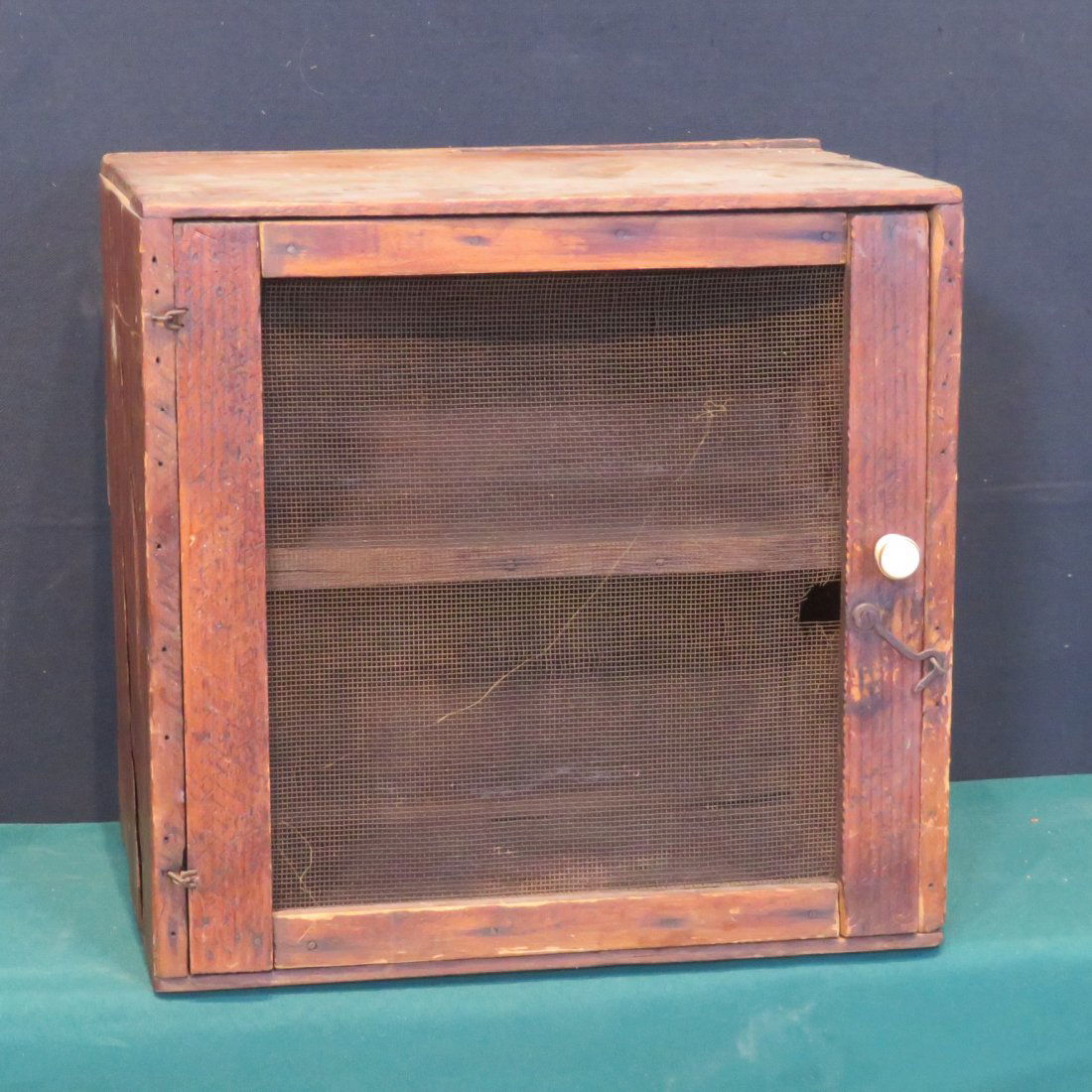 Tabletop single screen door pie safe (1 of 4)