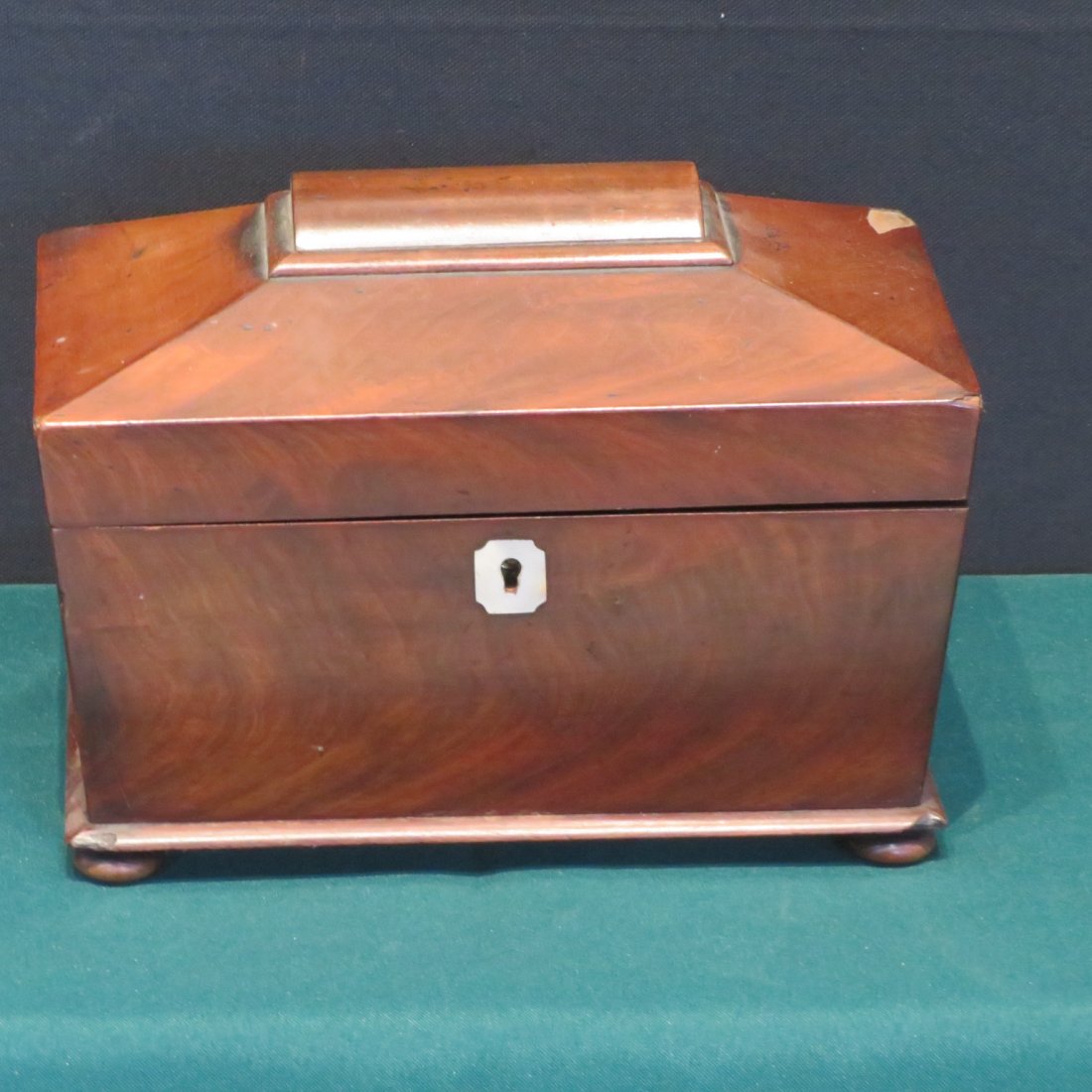 Mahogany tea caddy: Mahogany tea caddy, inlaid escutcheon with original key, 2 interior compartments, bun feet, 6.5"H x 9"W x 5.5"D