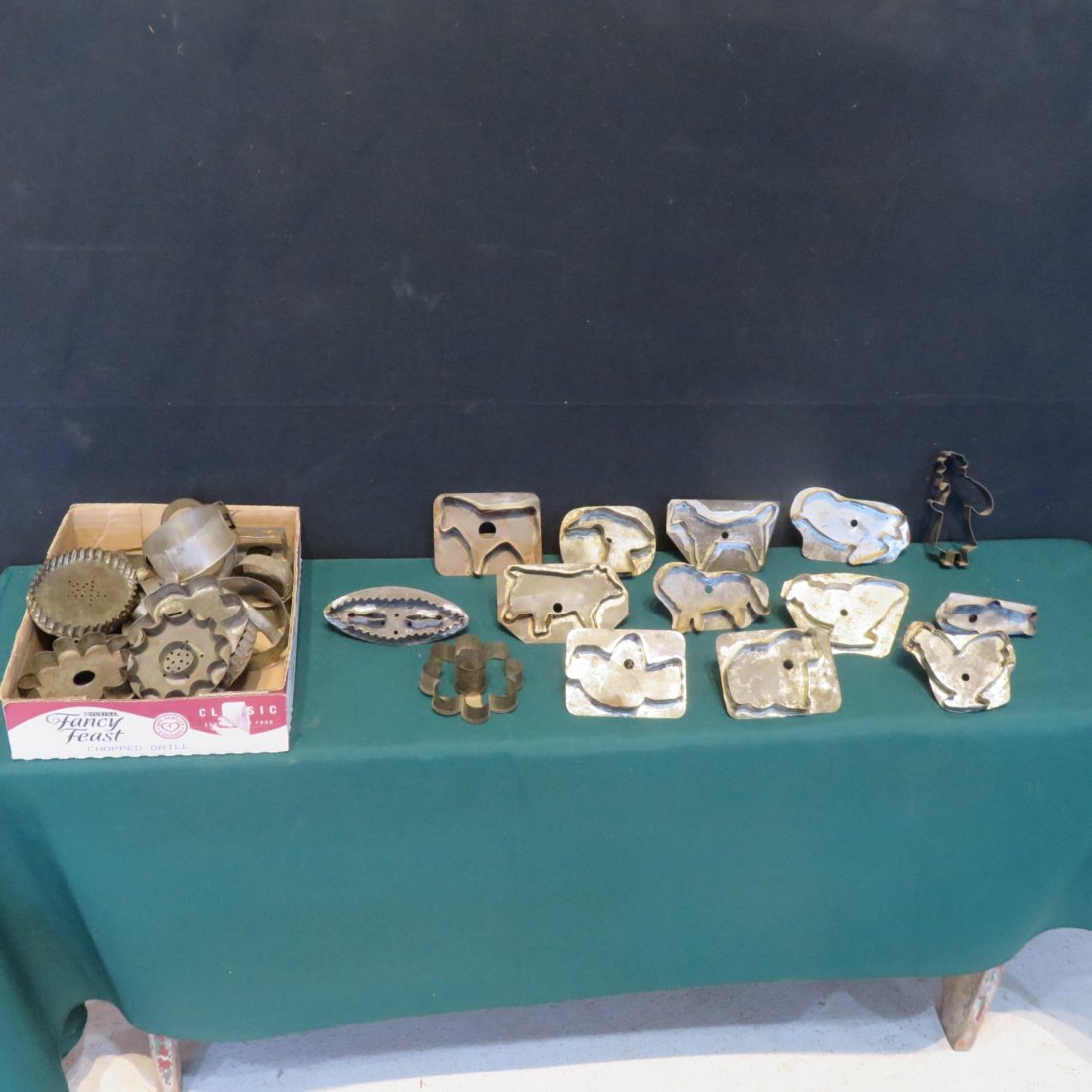 Approx. 25 cookie cutters (1 of 2)