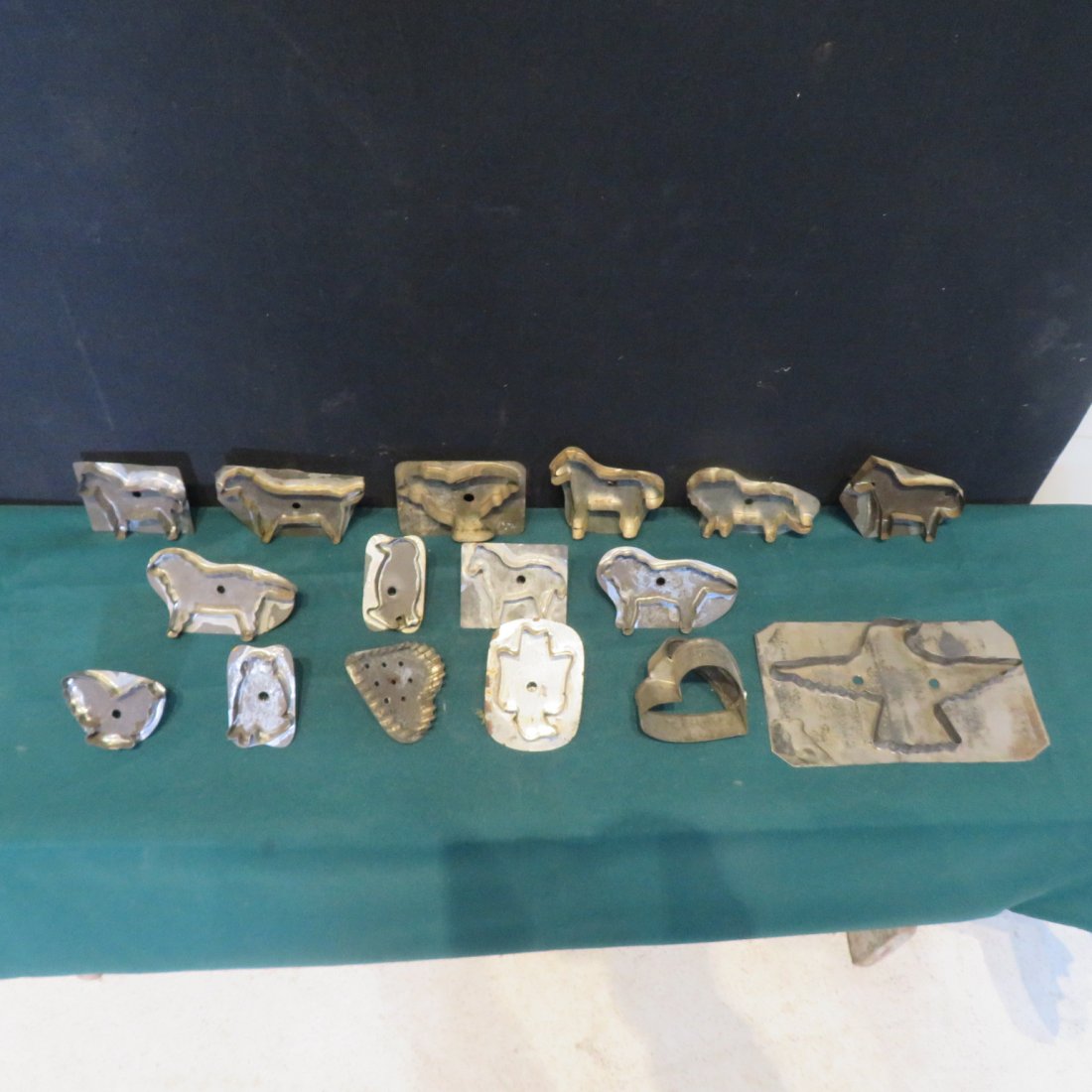 16 tin cookie cutters (1 of 6)