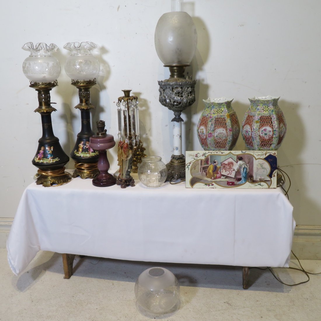 Group of lighting and oriental items (1 of 8)